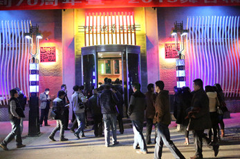 甘肃秦腔艺术剧院“带着父母去看戏”驻场演出 盛况空前一票难求