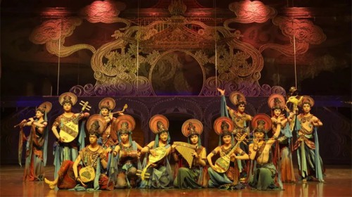 【演出盛况】中国经典舞剧《丝路花雨》首演火爆，纪念票、文创产品、读者书籍同步亮相，今晚精彩继续！